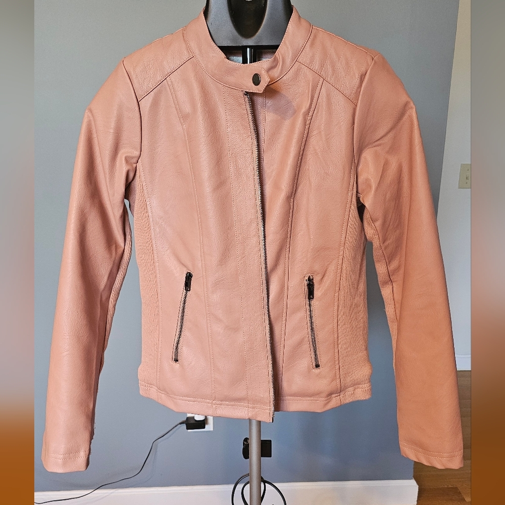 FAUX LEATHER JACKET W/ FAUX FUR LINED. SIZE S/M